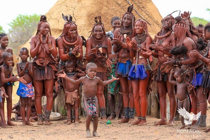 Phu nu o bo lac Himba ca doi chi tam mot lan duy nhat