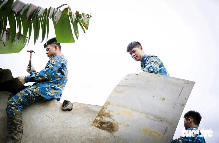 Bo truong Phan Van Giang tang bang khen cho phi cong lai Su-22 o Quang Nam
