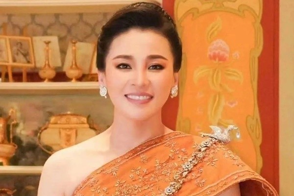 Nhan sac quy phai noi bat cua Hoang hau Thai Lan o tuoi 46