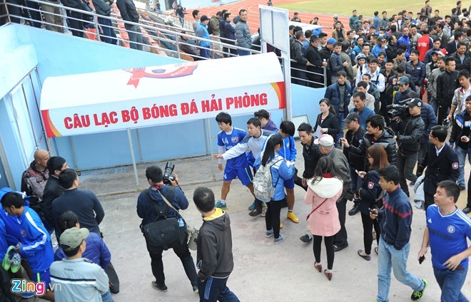 Cong Phuong bi hang tram fan “bua vay” xin chup anh-Hinh-15