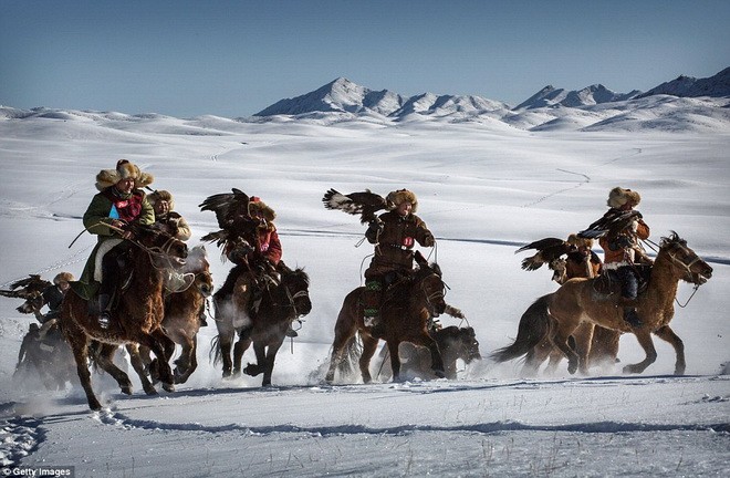 Xem canh nguoi Kazakh di san tap the voi dai bang-Hinh-6