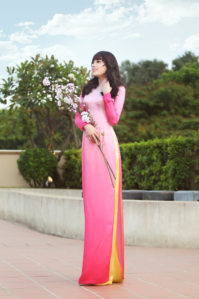 HH Ky Duyen mai ngo, dien ao dai xuong pho don xuan-Hinh-3