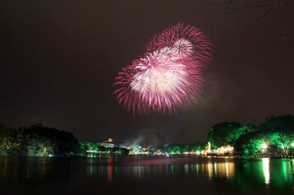 6 noi dac dia xem phao hoa Tet At Mui o HN