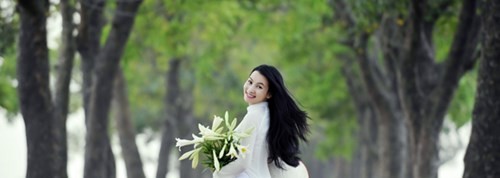 Nu giang vien hot girl rang ngoi ben hoa loa ken-Hinh-5