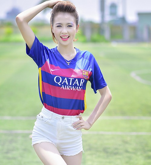 Hot girl Dai hoc Cong nghiep quyen ru trong mau ao Barcelona-Hinh-11