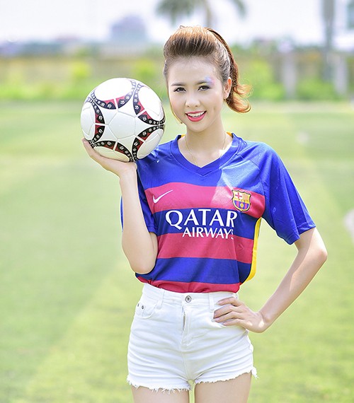 Hot girl Dai hoc Cong nghiep quyen ru trong mau ao Barcelona-Hinh-8