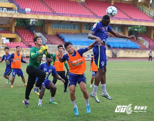 Cong Phuong tuoi nhu hoa truoc dai chien HAGL - Ha Noi T&amp;T-Hinh-11