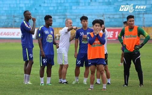 Cong Phuong tuoi nhu hoa truoc dai chien HAGL - Ha Noi T&amp;T-Hinh-13