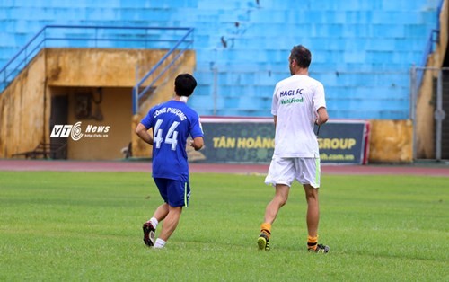 Cong Phuong tuoi nhu hoa truoc dai chien HAGL - Ha Noi T&amp;T-Hinh-4