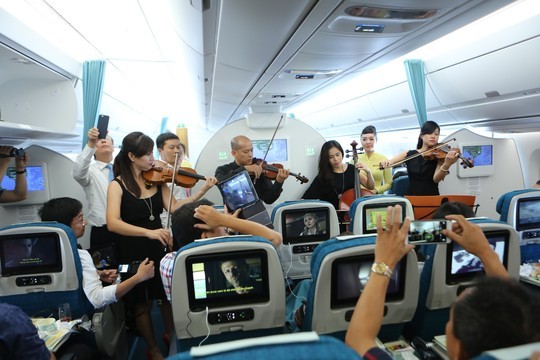 Bui Cong Duy trinh dien tren sieu may bay A350-900 XWB