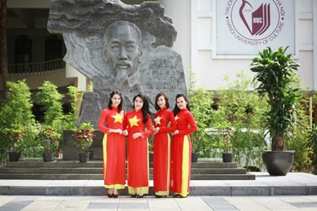 Nu sinh khoe sac trong ta ao dai co do sao vang-Hinh-2