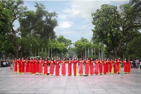 Nu sinh khoe sac trong ta ao dai co do sao vang-Hinh-3