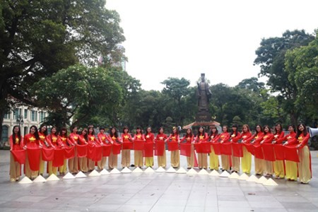 Nu sinh khoe sac trong ta ao dai co do sao vang-Hinh-5