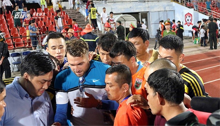 B.Binh Duong vo dich V.League 2015 som, nhan thuong khung