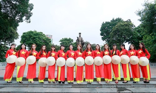 Nu sinh Ha thanh khoe sac voi ao dai co do sao vang-Hinh-3