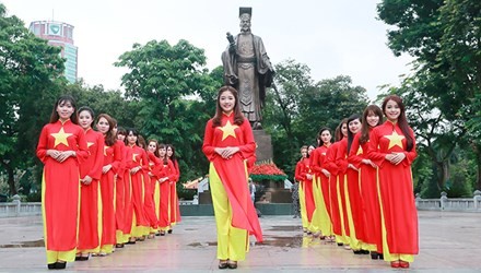 Nu sinh Ha thanh khoe sac voi ao dai co do sao vang