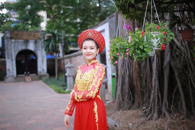 Nu canh sat xu Nghe dep me man trong ta ao dai-Hinh-10