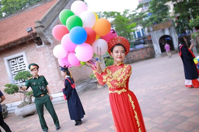 Nu canh sat xu Nghe dep me man trong ta ao dai-Hinh-11