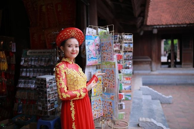 Nu canh sat xu Nghe dep me man trong ta ao dai-Hinh-13