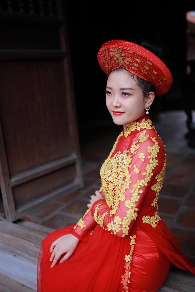 Nu canh sat xu Nghe dep me man trong ta ao dai-Hinh-14