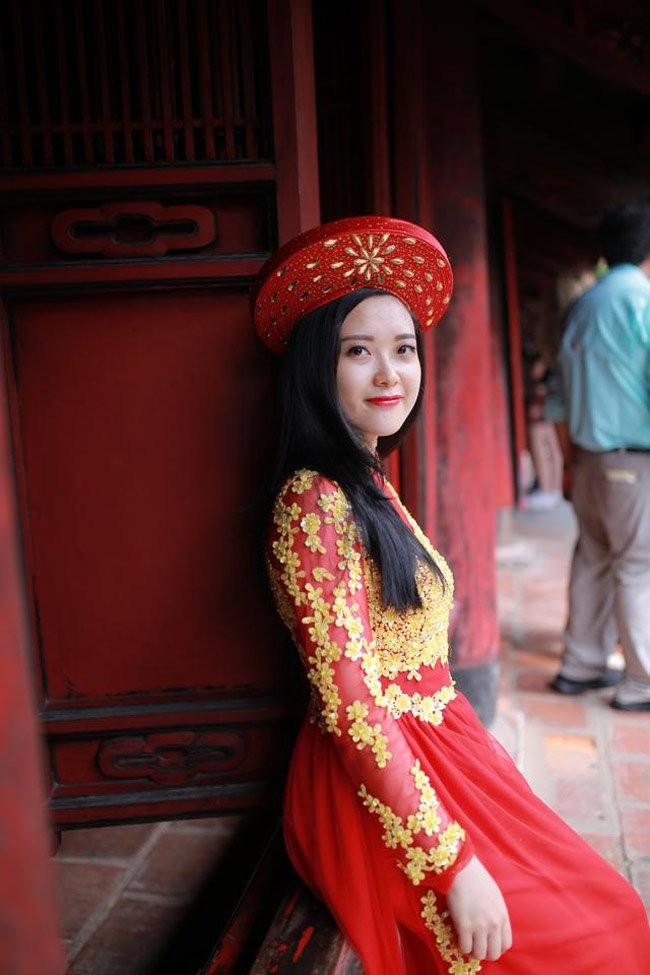 Nu canh sat xu Nghe dep me man trong ta ao dai-Hinh-2