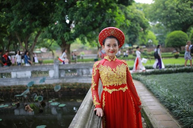 Nu canh sat xu Nghe dep me man trong ta ao dai-Hinh-3