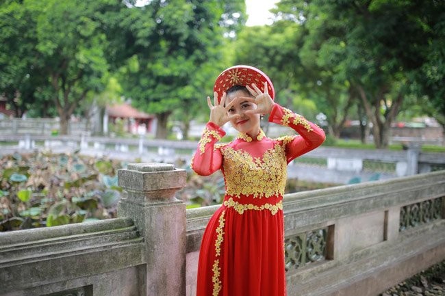 Nu canh sat xu Nghe dep me man trong ta ao dai-Hinh-4