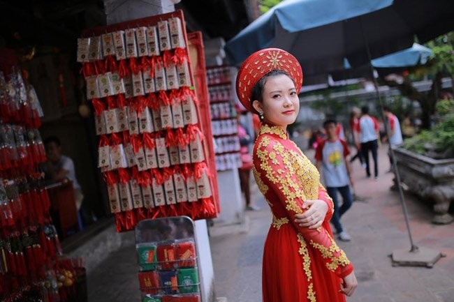 Nu canh sat xu Nghe dep me man trong ta ao dai-Hinh-6