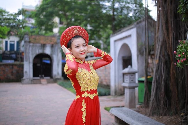 Nu canh sat xu Nghe dep me man trong ta ao dai-Hinh-7