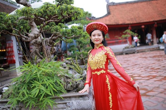 Nu canh sat xu Nghe dep me man trong ta ao dai-Hinh-8