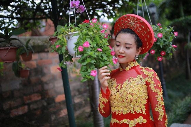 Nu canh sat xu Nghe dep me man trong ta ao dai-Hinh-9