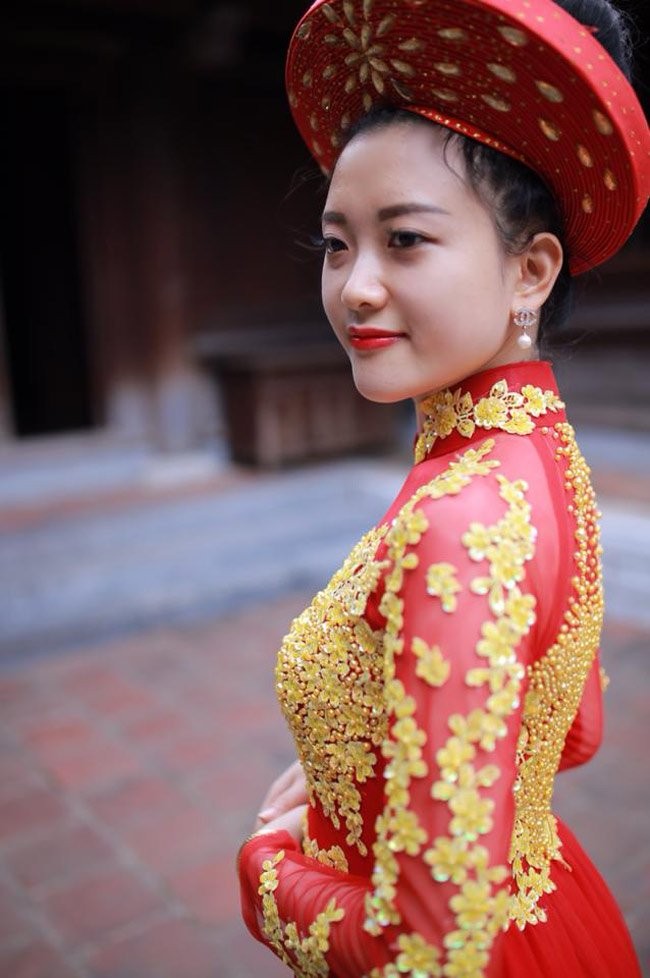 Nu canh sat xu Nghe dep me man trong ta ao dai