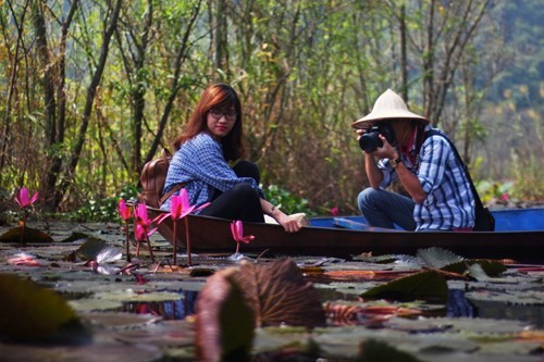 Phuot chua Huong san hoa sung no hong ruc tren suoi Yen-Hinh-12