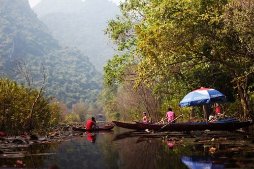 Phuot chua Huong san hoa sung no hong ruc tren suoi Yen-Hinh-3