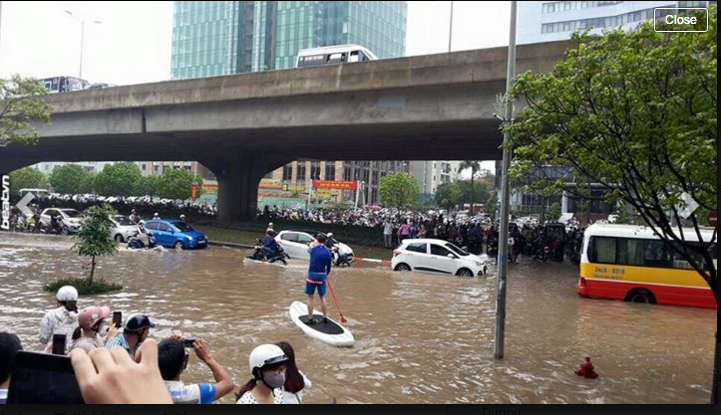 Hai huoc anh che Ha Noi ngap lut sau con mua lon-Hinh-2