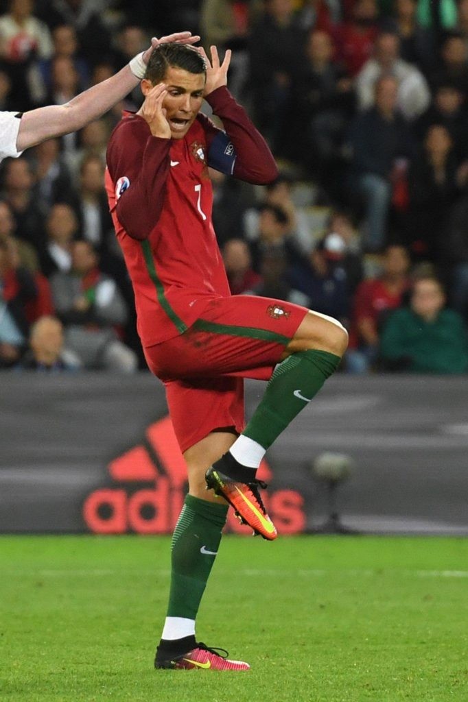 Cười té khói với loạt ảnh chế Ronaldo phá kỷ lục ghi bàn ĐTQG