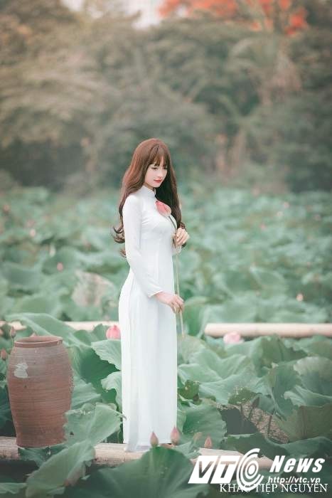 Nu DJ xinh dep khoe dang chuan voi ao dai, hoa sen-Hinh-4