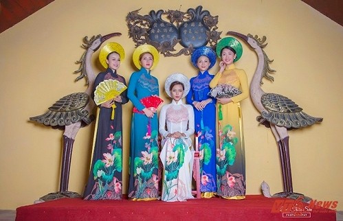 MC truyen hinh Quoc phong dep nen na trong ta ao dai-Hinh-4