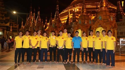 Thay tro HLV Huu Thang di chua Vang cau may tai AFF Cup