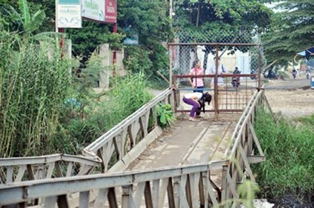 Nguoi Sai Gon lieu minh qua cay cau “dua vong”-Hinh-6