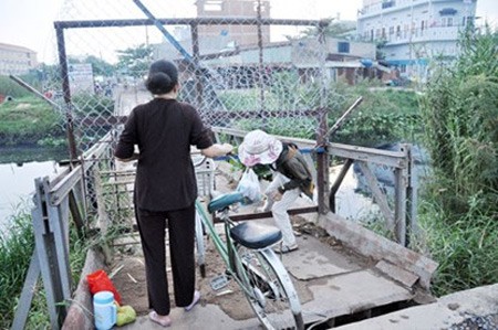 Nguoi Sai Gon lieu minh qua cay cau “dua vong”-Hinh-8