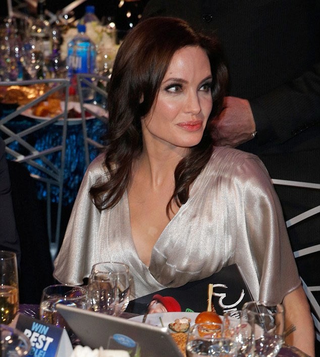 Angelina Jolie toa sang hon tinh dich Jennifer Aniston tren tham do-Hinh-4
