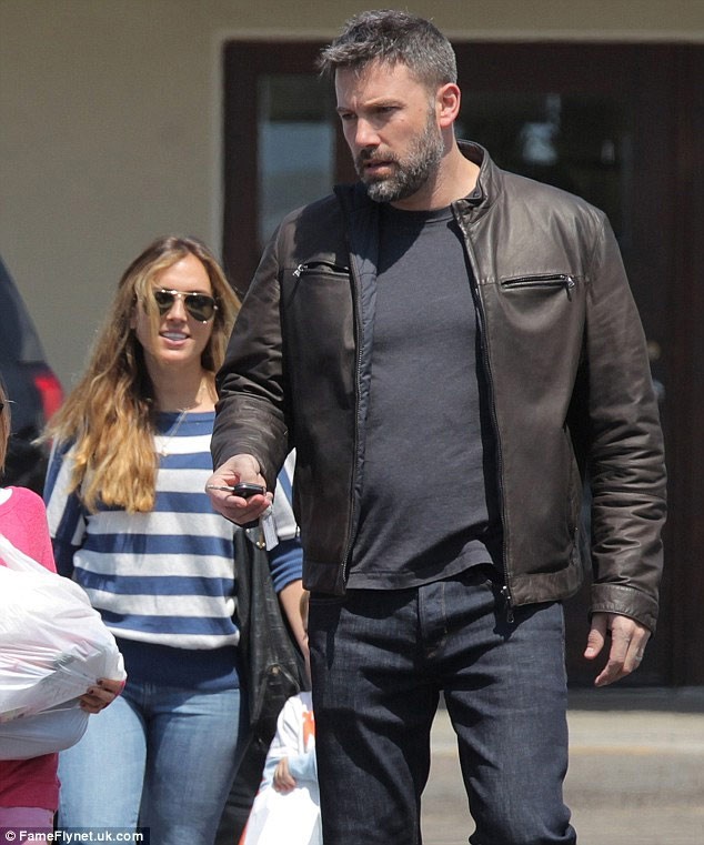 Ben Affleck hen ho voi vu em sau khi chia tay vo