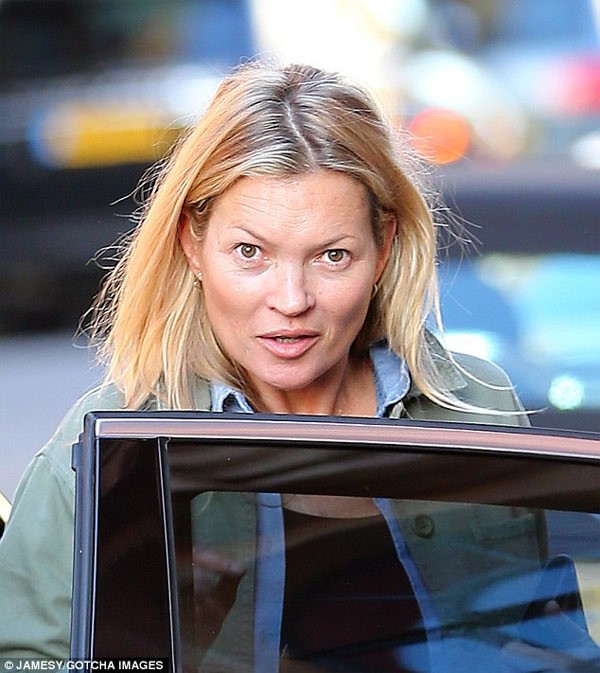 Sieu mau Kate Moss gia nua mat moc