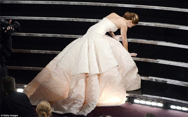 Jennifer Lawrence nguong chin mat vi truot nga-Hinh-3