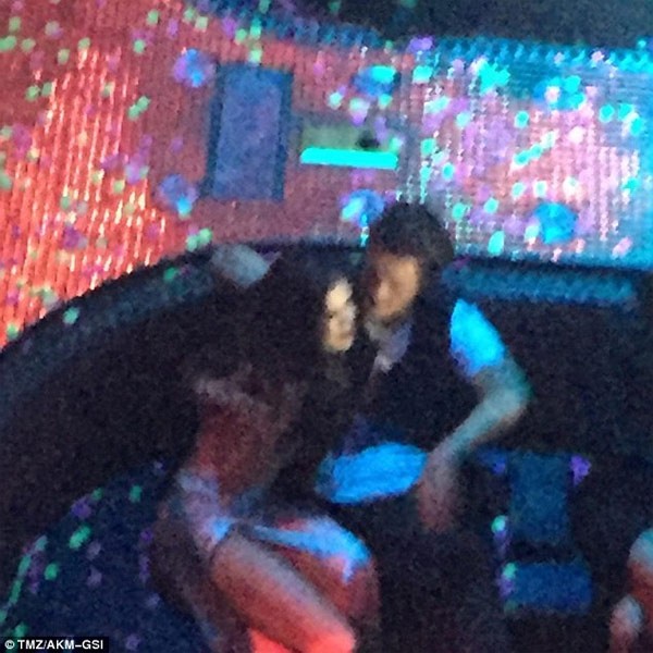 Selena Gomez quan quyt Orlando Bloom trong hop dem-Hinh-2