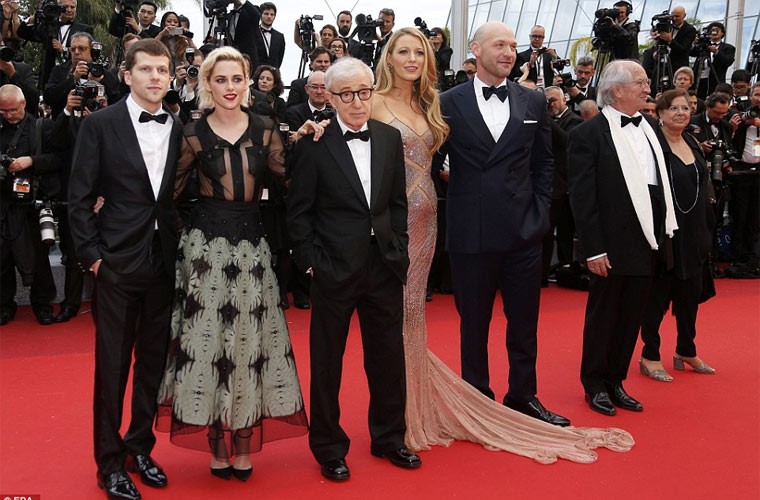 Kristen Stewart khong mac noi y tren tham do Cannes-Hinh-5