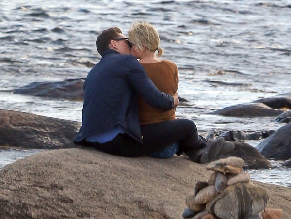 Taylor Swift hon Tom Hiddleston sau hai tuan chia tay Calvin