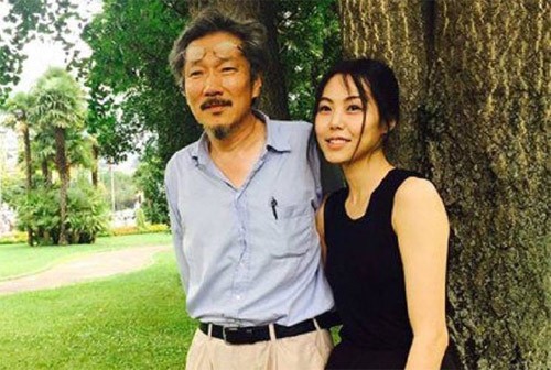 Hong Sang Soo bo mac vo con chu cap tinh tre