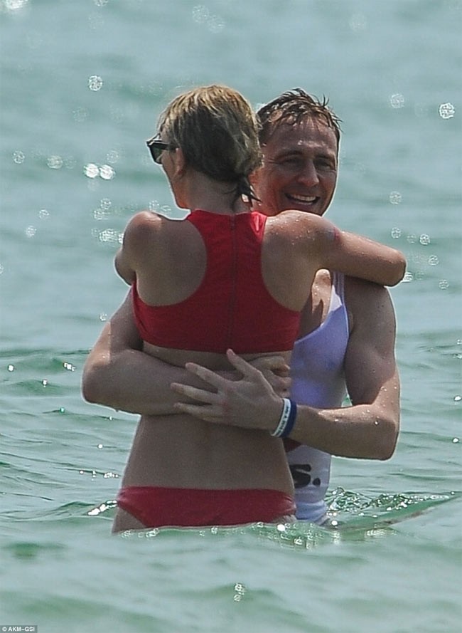 Taylor Swift va Tom Hiddleston au yem nhau tren bien-Hinh-3